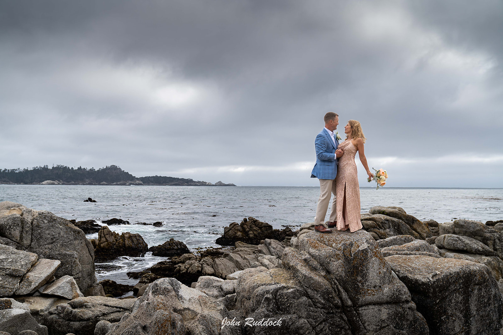 Stunning Wedding Locations - stewart's cove couple